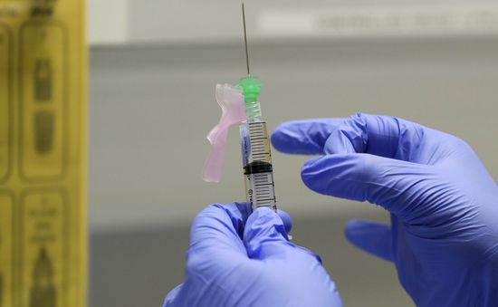 Tiêm phòng vaccine COVID-19: Lựa chọn hay bắt buộc?