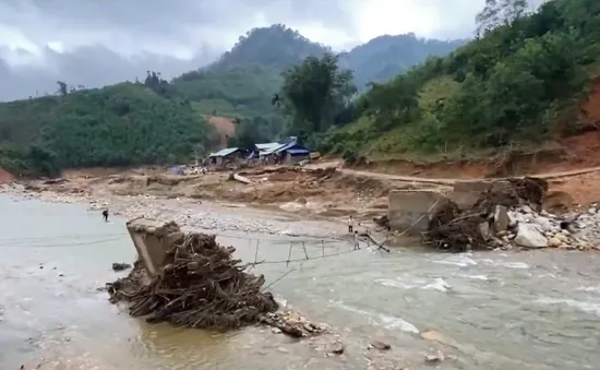 Cầu bị lũ cuốn trôi, người dân đánh đu mạng sống để qua sông