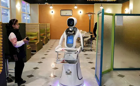 Robot phục vụ thức ăn đầu tiên ở Afghanistan