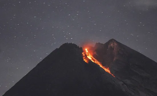 Núi lửa Merapi ở Indonesia lại bất ngờ '"thức giấc"', khói bụi bốc cao 2km