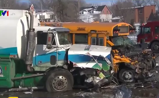 Hơn 200 xe ô tô đâm nhau liên hoàn tại Canada