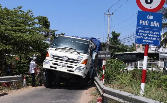 Xe tải làm sập cầu Phú Dân (Bến Tre)