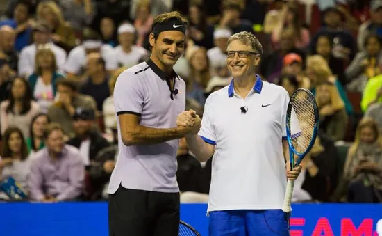 Bill Gates xỏ giày đánh tennis cùng Roger Federer