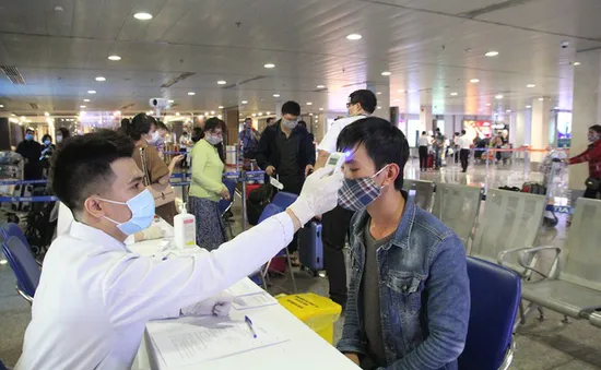 Phòng chống COVID-19: Làm thế nào ngăn tình trạng “trong đánh ra, ngoài đánh vào”?