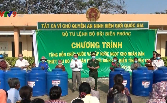 Bộ Tư lệnh Biên phòng tặng thùng chứa nước ngọt cho người dân Bến Tre