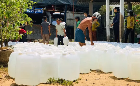 Thanh niên Đồng Tháp vận chuyển nước ngọt tặng người dân Bến Tre