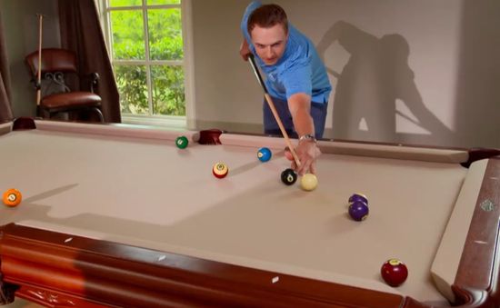 Jordan Spieth trổ tài chơi billiards