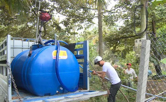 Tiền Giang mua nước cứu cây mùa hạn mặn