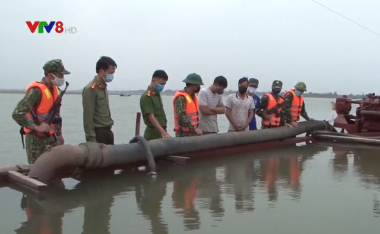 Hà Tĩnh bắt tàu khai thác cát trái phép