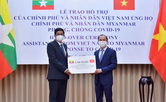 Việt Nam trao quà trị giá 50.000 USD hỗ trợ Myanmar phòng chống COVID-19