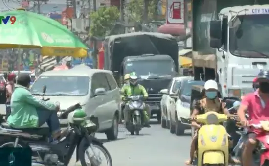 TP.HCM: Người dân lưu thông đông đúc, người bán hàng đổ ra đường