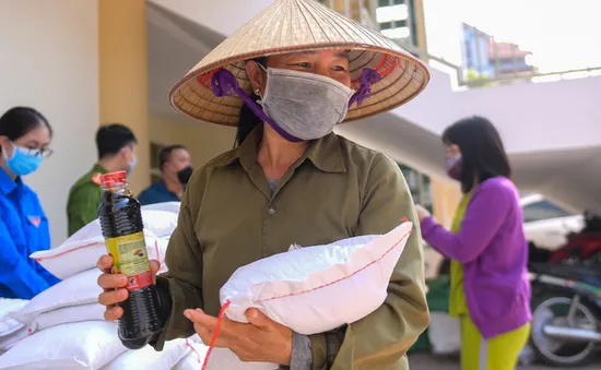 Hà Nội có thêm điểm phát gạo miễn phí cho người dân