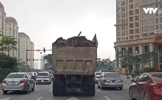 Xe chở bùn đất không che chắn ngang nhiên lưu thông trên đường Hà Nội