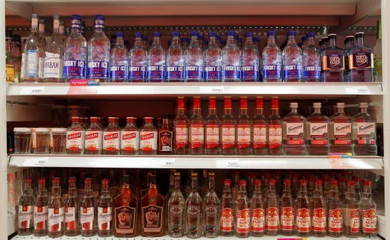 Nga lo ngại việc doanh số bán Vodka tăng trong mùa dịch