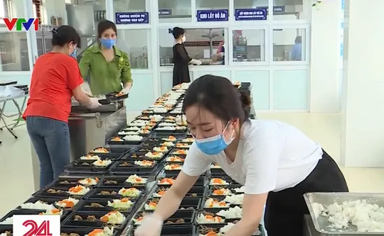 Giáo viên tại Hải Phòng tình nguyện làm đầu bếp phục vụ bữa ăn cho khu cách ly