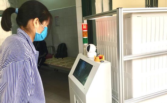 Bác sĩ tương tác với bệnh nhân COVID-19 thông qua robot “made in Vietnam”