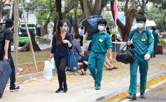 Hàng nghìn người rời khu cách ly và tình cảm dành cho lực lượng ở lại