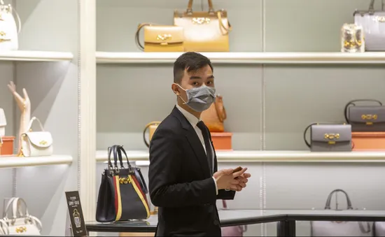 Prada, Gucci, Valentino... "run rẩy" trở lại mùa COVID-19