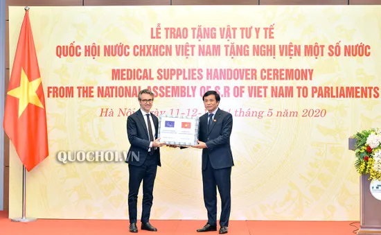 Quốc hội Việt Nam trao tặng vật tư y tế cho một số nghị viện