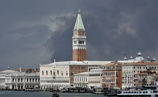 Italy: Nổ lớn tại nhà máy hóa chất, khói đen bao trùm bầu trời Venice