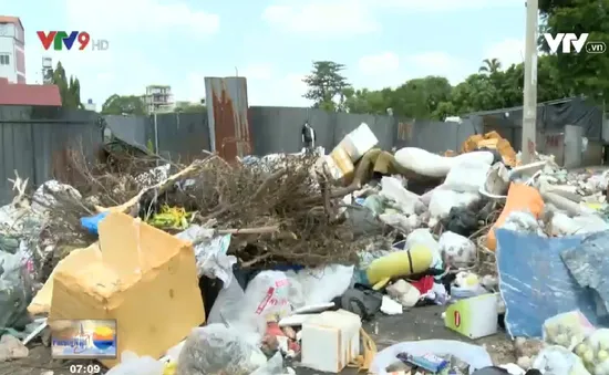 Bãi rác tự phát gây cản trở giao thông Quốc lộ 1A