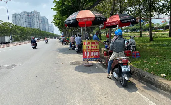 CSGT kiểm tra không cần lỗi ban đầu: Người dân "nháo nhào" mua bảo hiểm xe máy