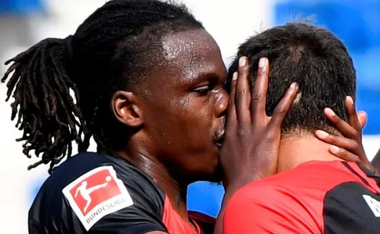 Hôn đồng đội khi giãn cách xã hội, Dedryck Boyata vẫn thoát án phạt