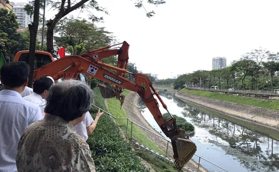 Khoan cống ngầm dẫn nước thải "hồi sinh" sông Tô Lịch