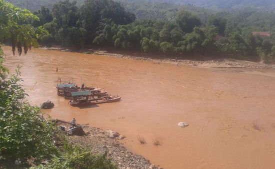 Vụ cát tặc trên sông Mã: "Ném đá lùa đuổi tàu hút đi, nhưng nó cũng không sợ!"