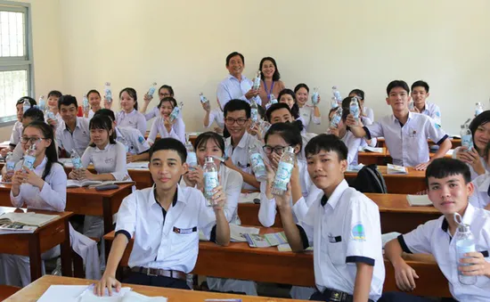 Đại học Kiên Giang tặng quà “bảo vệ môi trường” cho học sinh Phú Quốc