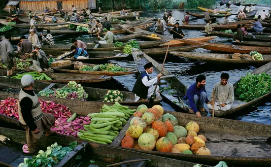 Ấn Độ: Chợ nổi hoạt động bất chấp lệnh phong tỏa