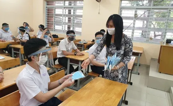 Học sinh đi học đeo khẩu trang, không nhất thiết phải đeo kính chắn giọt bắn
