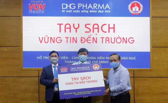 TP.HCM: Giáo viên tiểu học được DHG Pharma tài trợ gel rửa tay phòng dịch