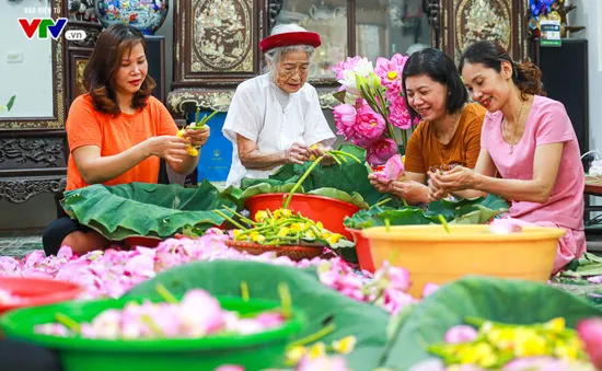 Đưa hương sen ẩn trong vị trà - Kỳ công và tinh tế