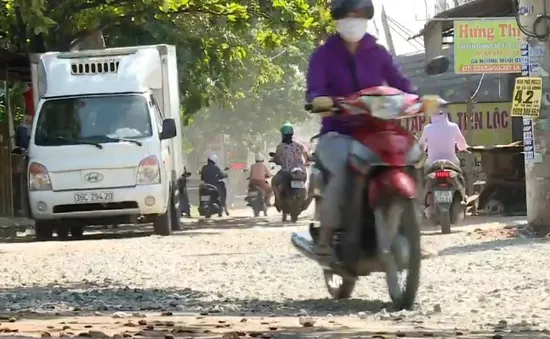 10 năm đi trên cung đường đầy "ổ voi" - Bao giờ người dân hết khổ?