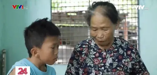 Bé trai khuyết tật mồ côi lớn lên cùng điệu hò và vườn rau của bà ngoại