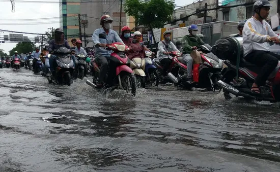 Chống chỗ này nước dâng chỗ khác, TP.HCM "loay hoay" chống ngập