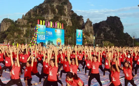 Gần 3.000 người đồng diễn yoga bên Vịnh Hạ Long