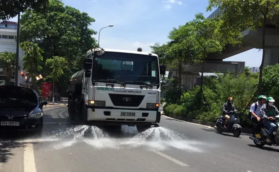 Đường phố Hà Nội được "tắm mát" giữa trời nắng nóng, lập tức giảm 3-6 độ C