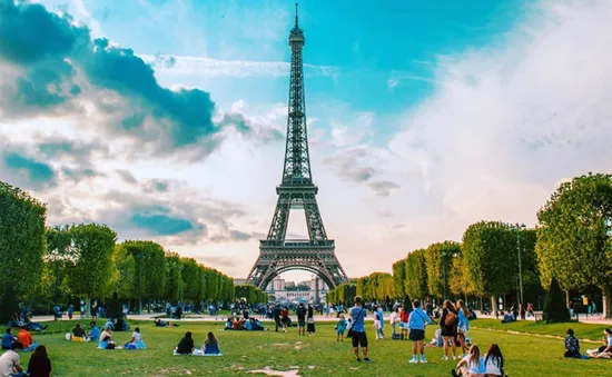 Tháp Eiffel mở cửa đón khách trở lại sau 3 tháng phong tỏa vì COVID-19