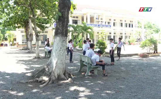Thầy giáo dạy Sinh bị tố cáo dâm ô, ép nhiều nam sinh lớp 9 xem phim "nóng" và làm theo