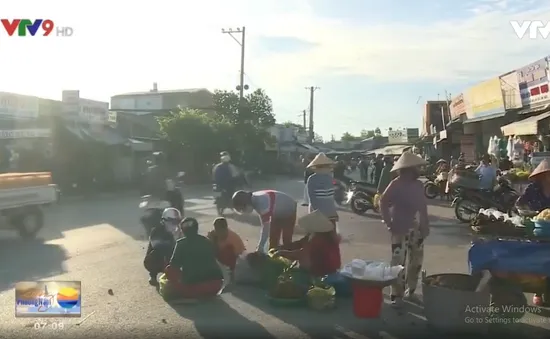 Họp chợ giữa đường gây mất an toàn giao thông ở Hậu Giang