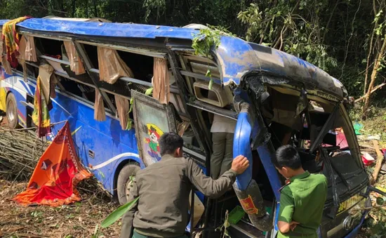 Vụ xe khách rơi xuống vực: "Đến lần thứ 3 xe nghiêng là lao xuống luôn"