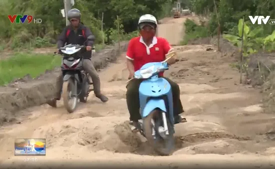 Hậu Giang: Dân khổ vì đê bao kiểm soát mặn thi công ì ạch