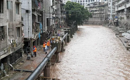 Mưa lớn tiếp diễn tại nhiều nơi, Trung Quốc cảnh báo nguy cơ lũ lụt kéo dài