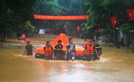 Tính phương án đưa thí sinh đi thi bằng xe chuyên dụng, chuyển đề thi bằng máy bay