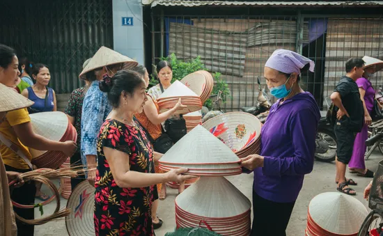 Tấp nập phiên chợ nón làng Chuông