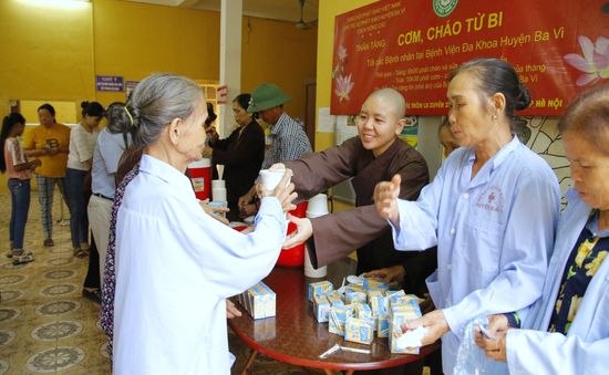 Trắng đêm nấu cháo từ thiện cho người nghèo nằm viện