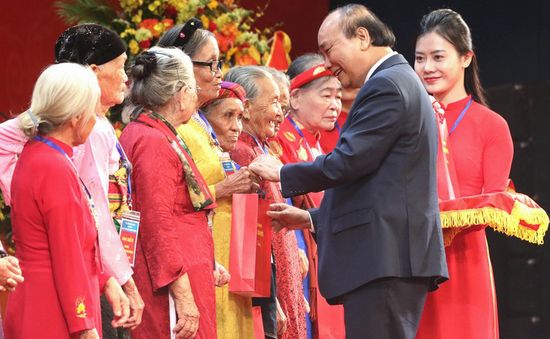 Thủ tướng gặp mặt 300 đại biểu mẹ Việt Nam anh hùng toàn quốc