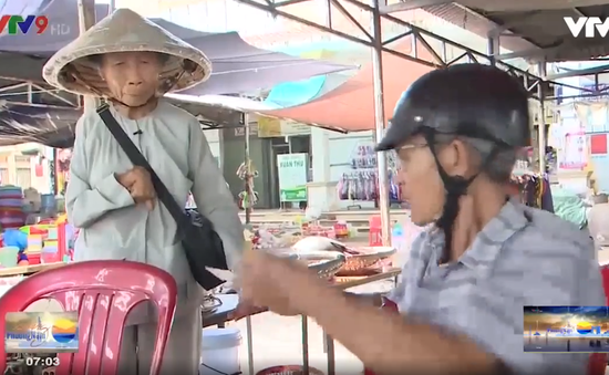 Cô Bảy Nhỏ bán vé số dành tiền xây nghĩa trang đồng đội